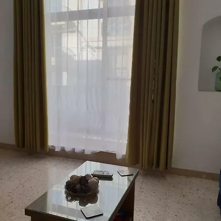 Centrally Located Spacious 3 Bedroom Apt. Appartamento