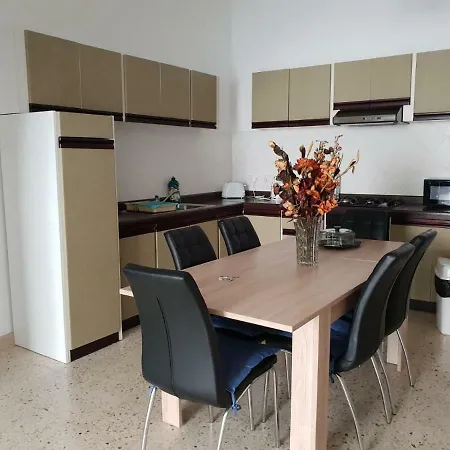 Centrally Located Spacious 3 Bedroom Apt. Appartamento Gzira