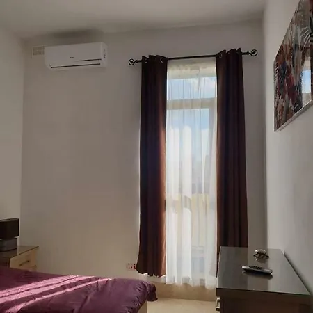 Centrally Located Spacious 3 Bedroom Apt. Apartament